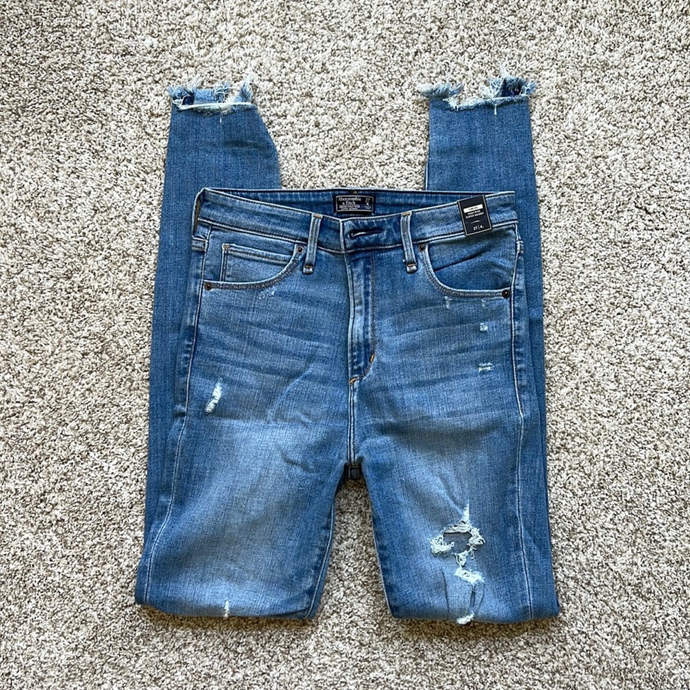 Abercrombie Simone High Rise Distressed 27/4L NWT